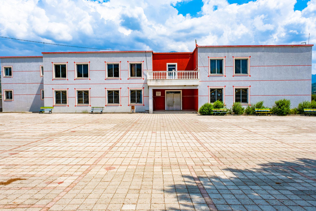 Hysen Cino është një shkollë 9 vjeçare në Vranisht, prej së cilës kanë dalë shumë nxënës me rezultate të larta.